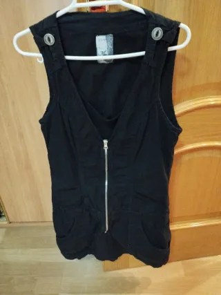 Vestido negro con cremallera bolsillos