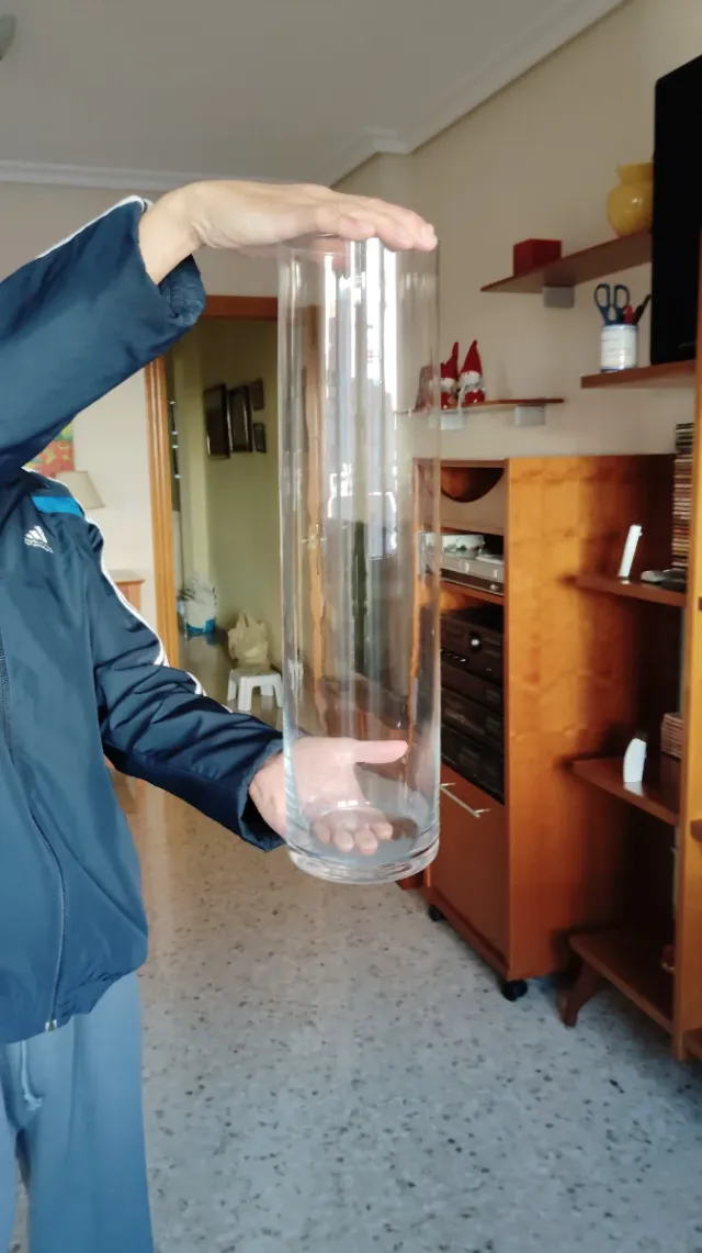 Jarrón cilíndrico de cristal .