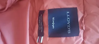 Chaquetón sin mangas de plumas naranja.