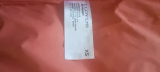 Chaquetón sin mangas de plumas naranja.