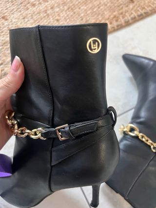 Botines Liu Jo negros cadena dorada T40