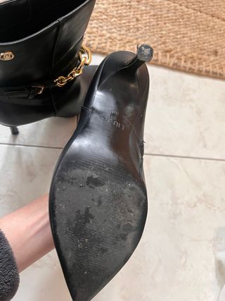 Botines Liu Jo negros cadena dorada T40