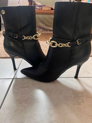 Botines Liu Jo negros cadena dorada T40