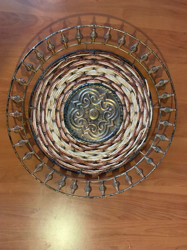 Centrotavola decorativo in metallo e paglia