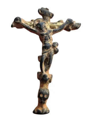Bonito Crucifijo siglo XV - VXI , con baño de oro