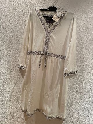 Camisón blanco con detalles florales