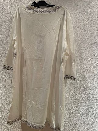 Camisón blanco con detalles florales