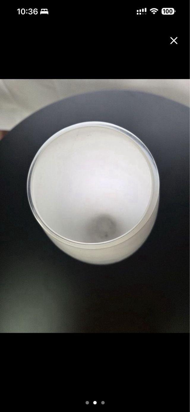 Vaso di vetro bianco