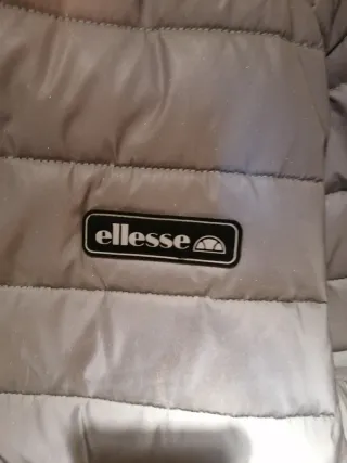 Chaqueta reflectante Ellesse.