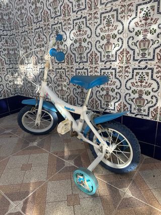 Bicicleta infantil blanca y azul