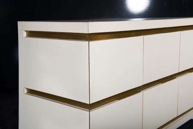 Aparador blanco y dorado