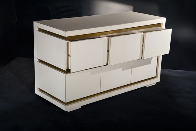 Aparador blanco y dorado