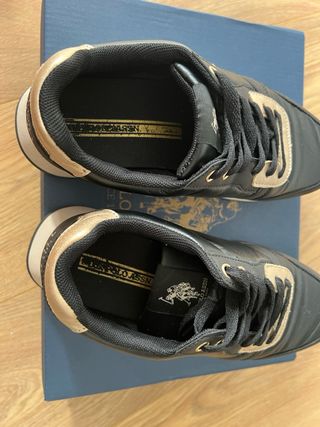 Zapatillas U.S. Polo Assn. Mujer Negras y Doradas