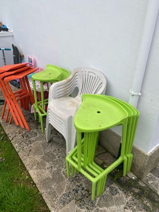 Sillas de plástico apilables (naranja y verde)