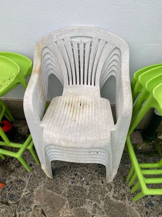 Sillas de plástico apilables (naranja y verde)