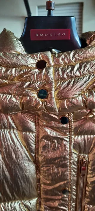 Giubbotto dorato imbottito con cappuccio