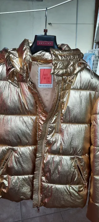 Giubbotto dorato imbottito con cappuccio