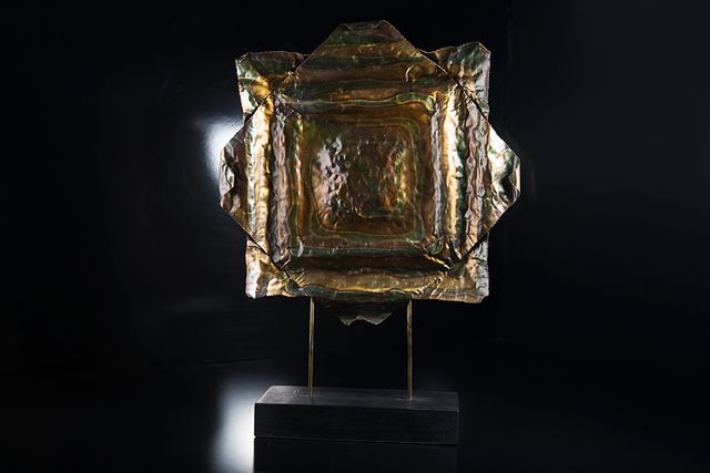 Decorazione metallica dorata