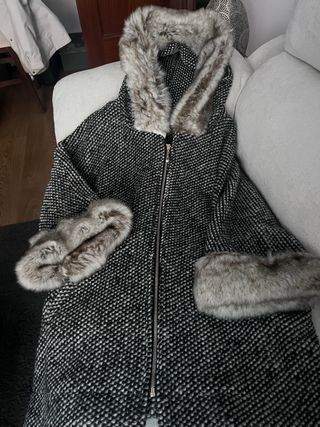 Abrigo con capucha y puños de pelo
