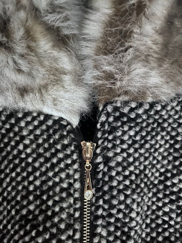 Abrigo con capucha y puños de pelo