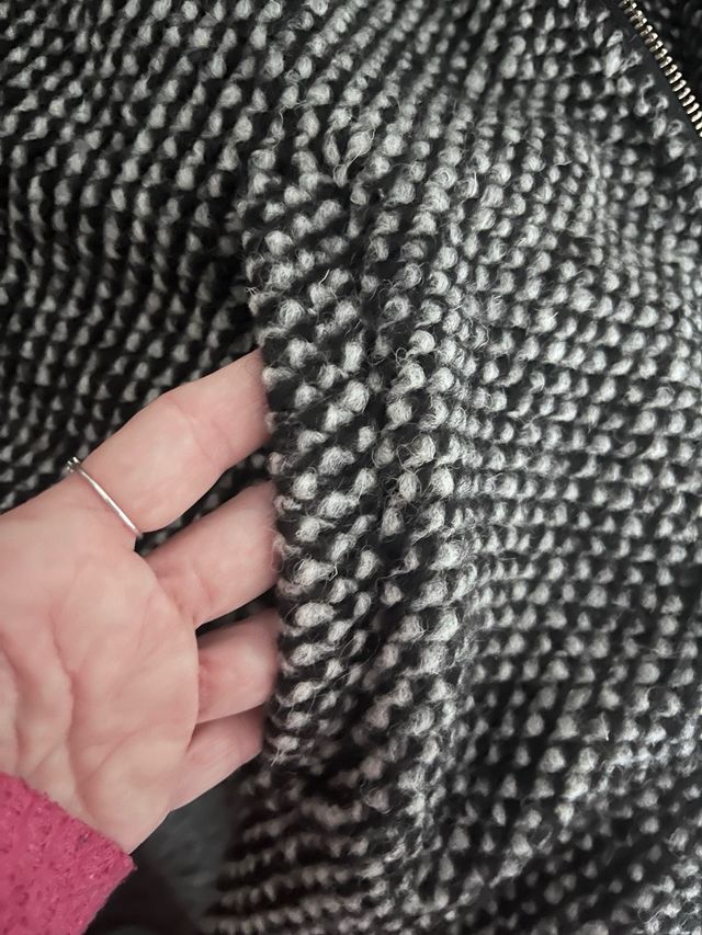 Abrigo con capucha y puños de pelo