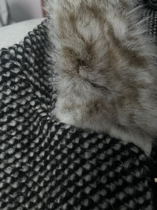 Abrigo con capucha y puños de pelo