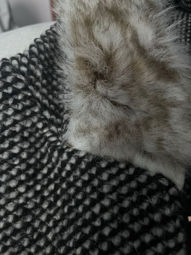 Abrigo con capucha y puños de pelo