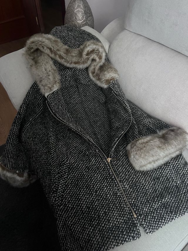 Abrigo con capucha y puños de pelo