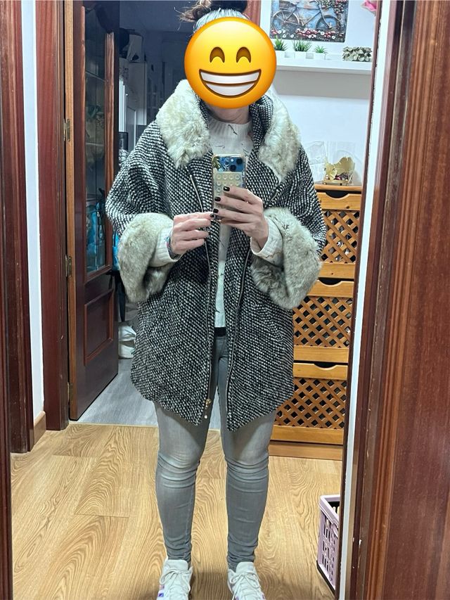 Abrigo con capucha y puños de pelo