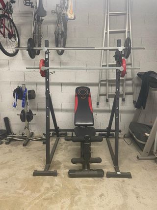 Máquina multigym y banco de pesas con barras