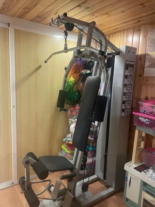 Máquina multigym y banco de pesas con barras