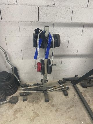 Máquina multigym y banco de pesas con barras