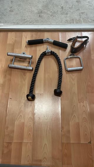 Máquina multigym y banco de pesas con barras