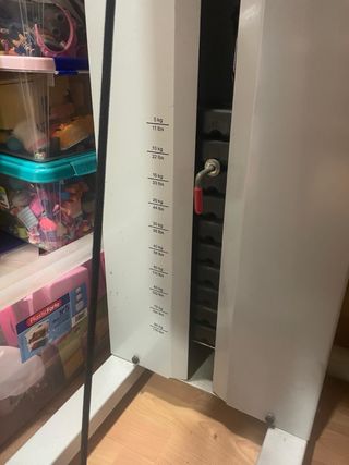 Máquina multigym y banco de pesas con barras