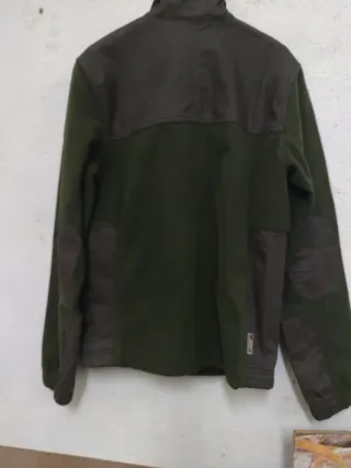 Chaqueta polar hombre verde y marrón.