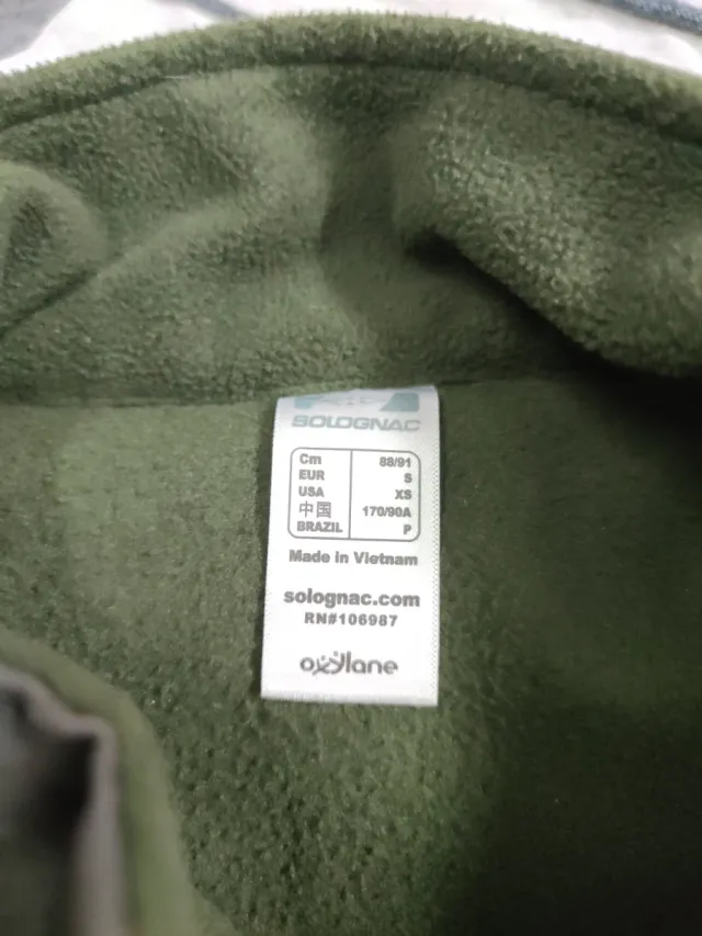 Chaqueta polar hombre verde y marrón.