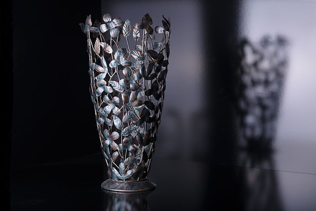 Vaso decorativo in metallo con fiori