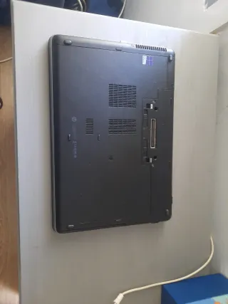 Portátil HP para piezas (no funciona)