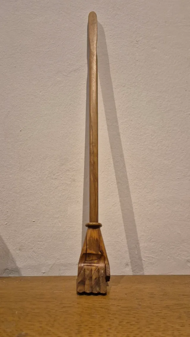 Gratta schiena in legno di ulivo, fatto a mano. 48cm