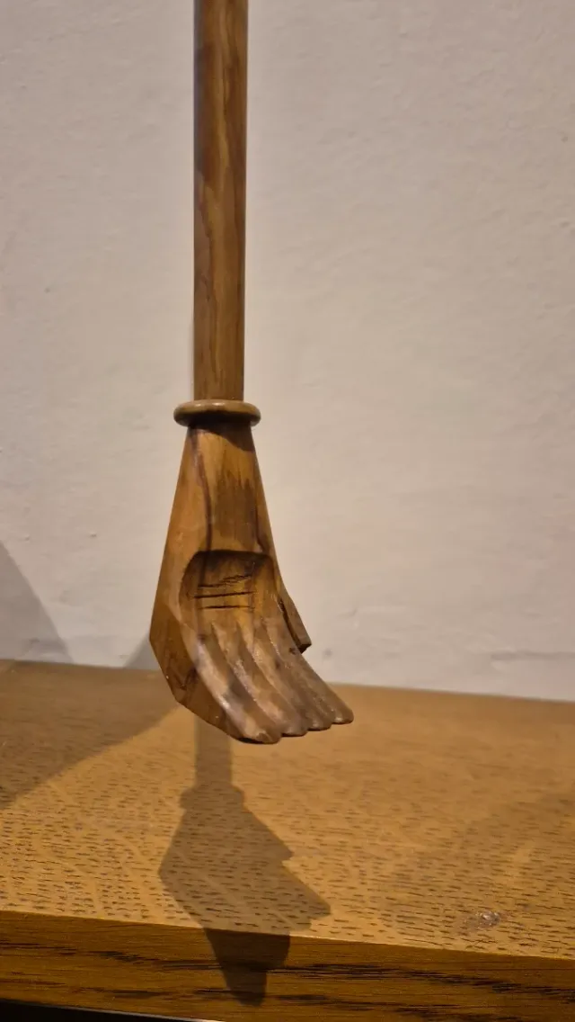 Gratta schiena in legno di ulivo, fatto a mano. 48cm