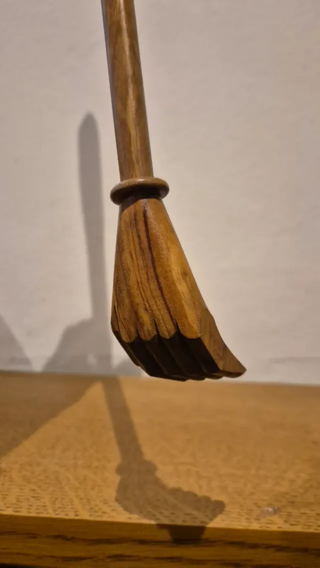 Gratta schiena in legno di ulivo, fatto a mano. 48cm