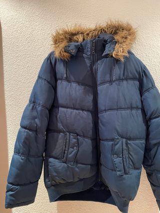 Abrigo azul con capucha y pelo