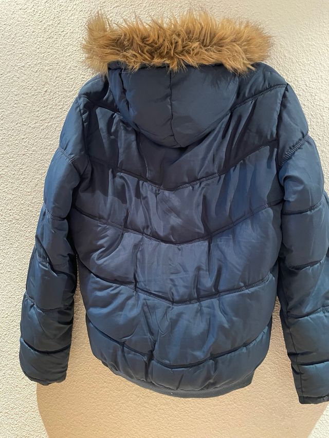 Abrigo azul con capucha y pelo