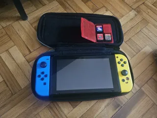 Nintendo Switch Azul y Amarillo + Estuche y Juegos