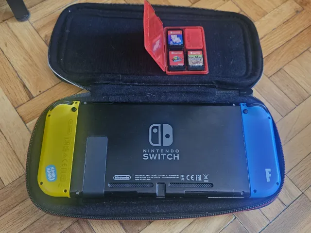 Nintendo Switch Azul y Amarillo + Estuche y Juegos
