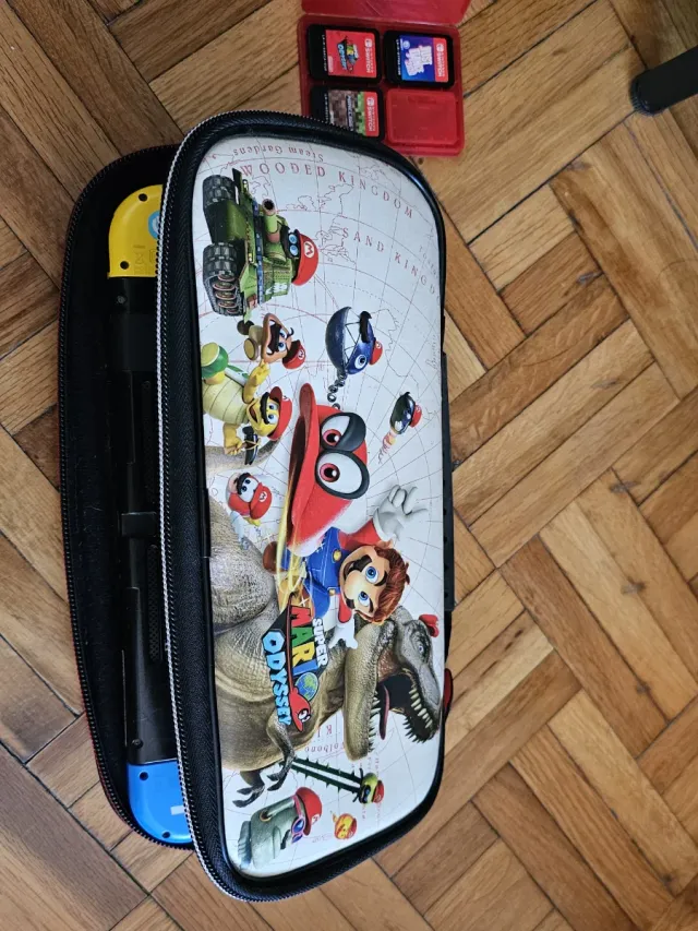 Nintendo Switch Azul y Amarillo + Estuche y Juegos