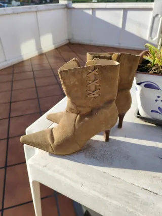 Botines ante beis, negro de piel y cuña, bota piel