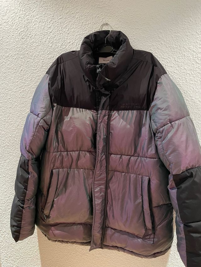 Abrigo acolchado negro y multicolor