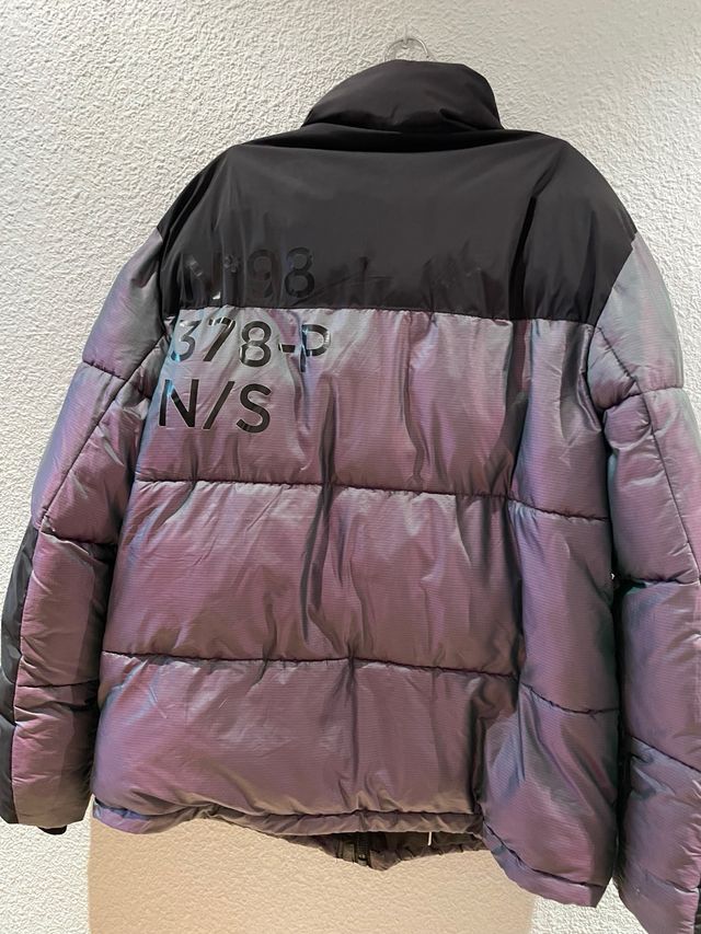 Abrigo acolchado negro y multicolor