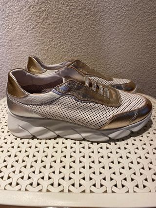 Zapatos 24HRS sin cordones blancos y dorados